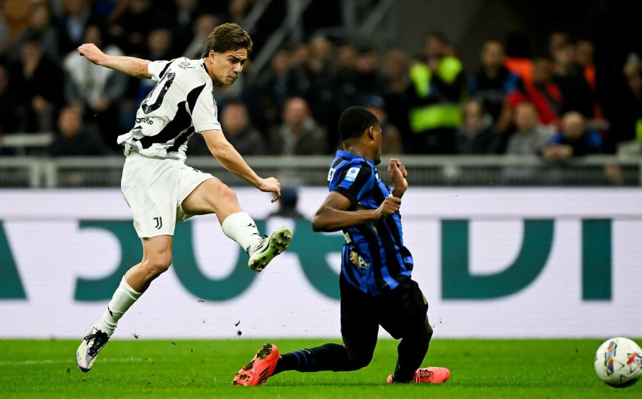 AC Milan so tài Juventus là minh chứng cho sự nghẹt thở của Serie A