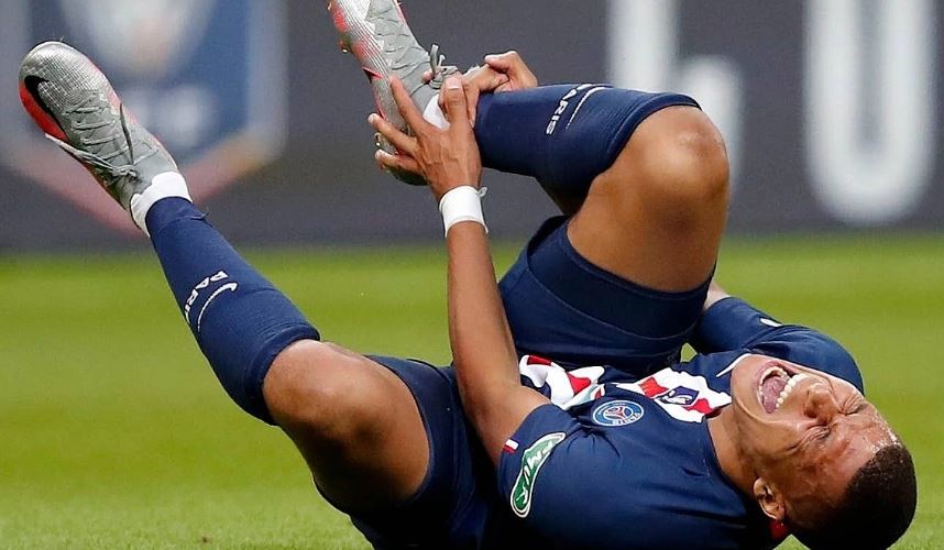 Mbappe dính chấn thương trong một tình huống va chạm mạnh