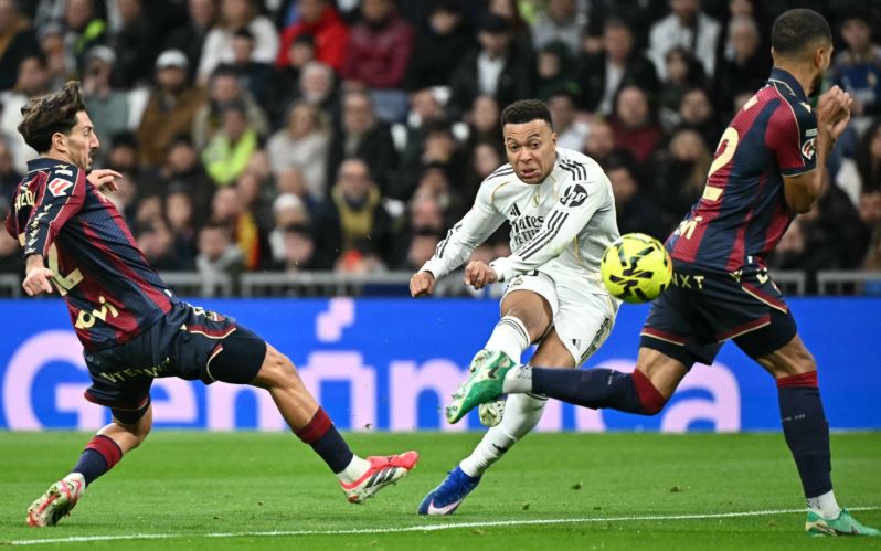 Mbappe dính chấn thương khiến cư dân mạng nhanh chóng chia thành hai phe